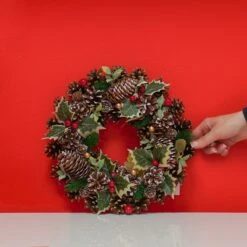 30cm Holly And Red Berries Christmas Wreath 8 30cm Holly And Red Berries Christmas Wreath -Twinkly Twinkly Store p034452 3 1
