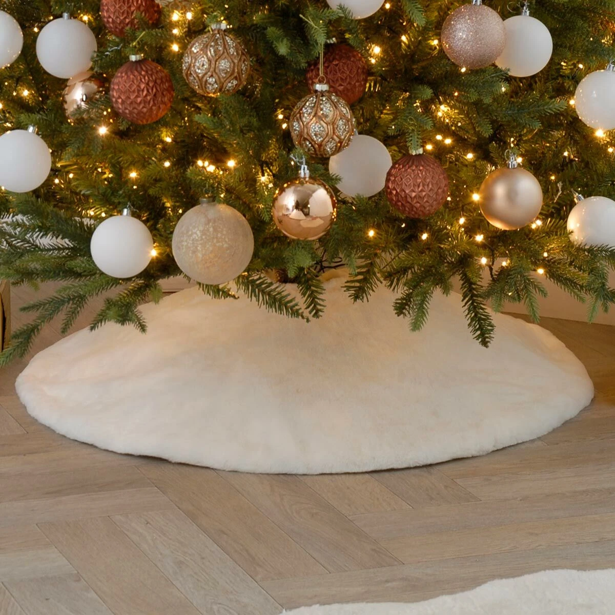 90cm White Faux Fur Christmas Tree Skirt 3 90cm White Faux Fur Christmas Tree Skirt